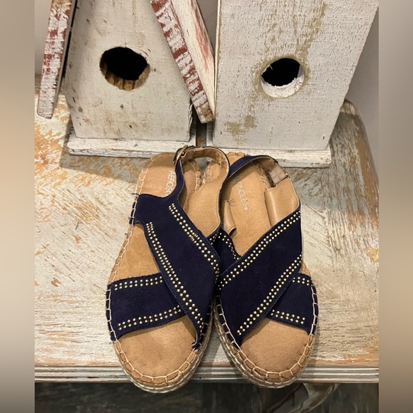 Aerosoles Size 10 Navy and Tan Gold Studded Sandals - Picture 2 of 8